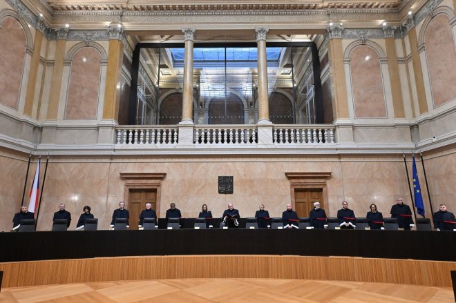 Ústavní soud ponechal v platnosti pravidla, podle nichž politici působící současně v obecní a krajské samosprávě pobírají za jednu z funkcí krácenou odměnu