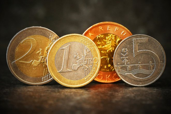 Koruna drží silná. A ČNB nemusela měsíc utratit ani euro