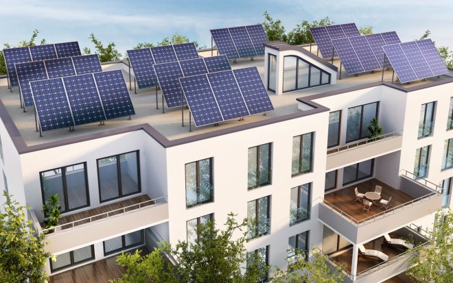 Novostavba se soláry na střeše