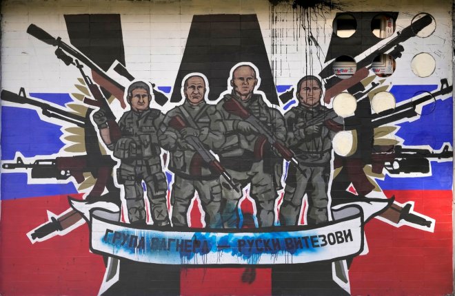 Nástěnná malba zobrazující žoldáky ruské Wagnerovy skupiny, která zní: „Wagnerova skupina – ruští rytíři“ poničená barvou na zdi v Bělehradě, Srbsko, 13. ledna 2023. Ruská Wagnerova skupina, soukromá vojenská společnost vedená Jevgenijem Prigozhinem , darebácký milionář s dlouholetými vazbami na ruského prezidentaVladimír Putin, hraje stále viditelnější roli v bojích na Ukrajině.