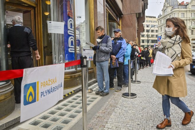 Fronta lidí, kteří přišli o dodavatele energií a v rámci režimu Dodavatel poslední instance se obrátili například na Pražskou plynárenskou.