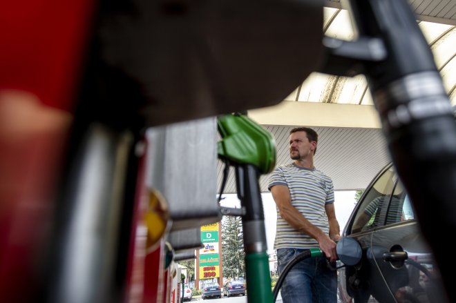 Orbán sliboval Maďarům levnější benzín. Teď ho mají, ale až na Slovensku