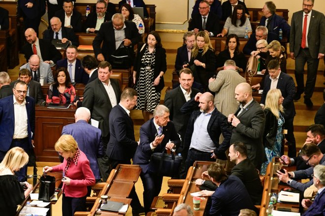 Opoziční poslanci opouštějí jednací sál na mimořádné schůzi sněmovny. Jejím tématem byla hlavně koncepce armády do roku 2035.