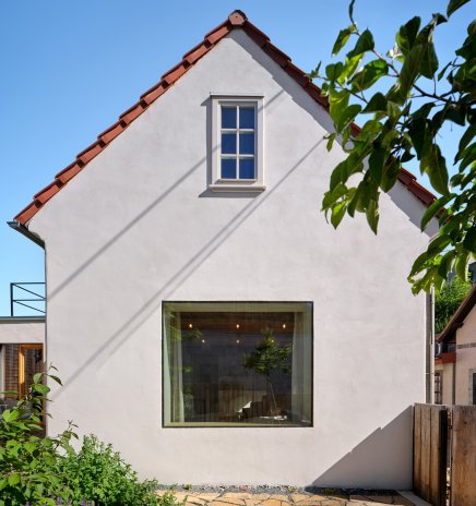 Jak postavit moderní dům na vesnici a nepokazit ji. Architekti ukazují cestu