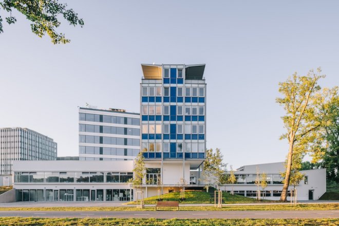 Architekti z A8000 mění chátrající panelárnu v kreativní hotspot Prahy