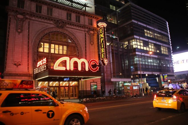 Provozovatel kin AMC prodal spekulantům ze sociálních sítí draho další akcie.