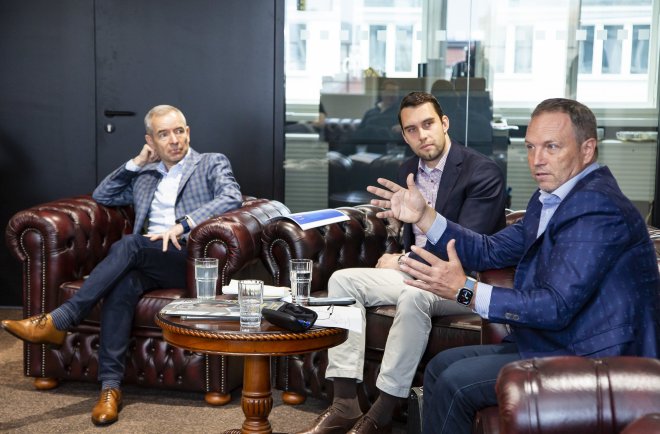 Ropa, nejistota a dražší byty. Íránská krize začíná dopadat na český realitní trh