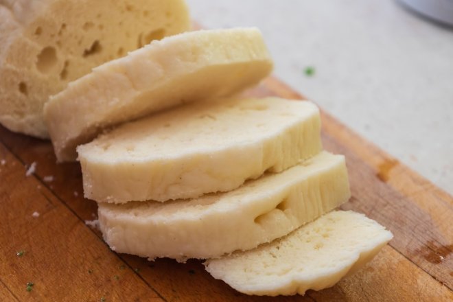 Houskový, nebo bramborový? Jaký knedlík se hodí ke kterému jídlu?