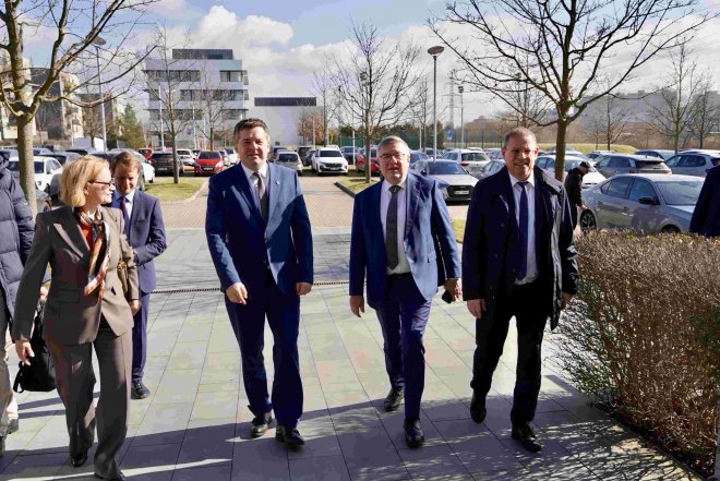 Zleva: premiér Saska-Anhaltska Sven Schulze, generální ředitel Agrofertu Petr Cingr a jednatel společnosti SKW Piesteritz Carsten Franzke