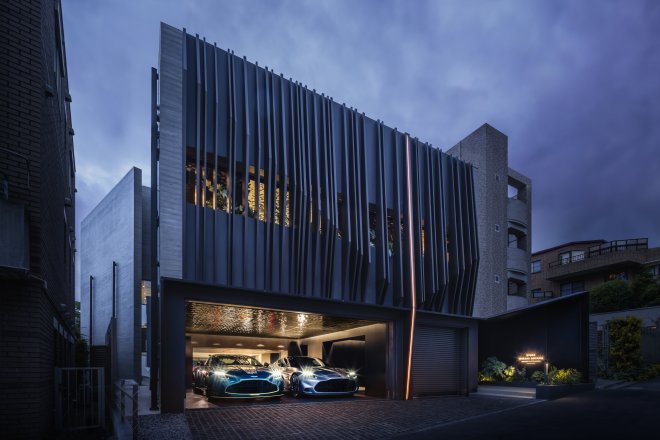 Auta skoro až v obýváku. Designéři Aston Martin navrhli dům v Tokiu