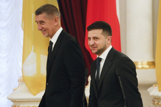 Ukrajinský prezident Volodymyr Zelenskij (vpravo) a český premiér Andrej Babiš během svého setkání v Kyjevě na Ukrajině, úterý 19. listopadu 2019.