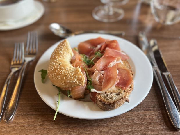 Bagel s lososem a chléb se sušenou šunkou