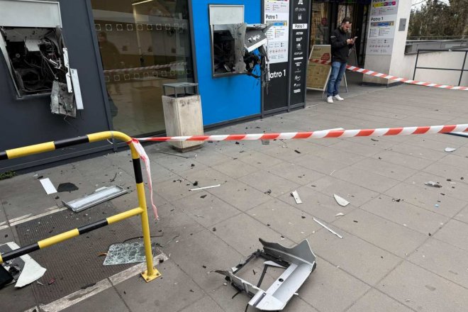 Bankomat v Praze na Opatovské ulici, který lupiči vyhodili do povětří a ukradli peníze.