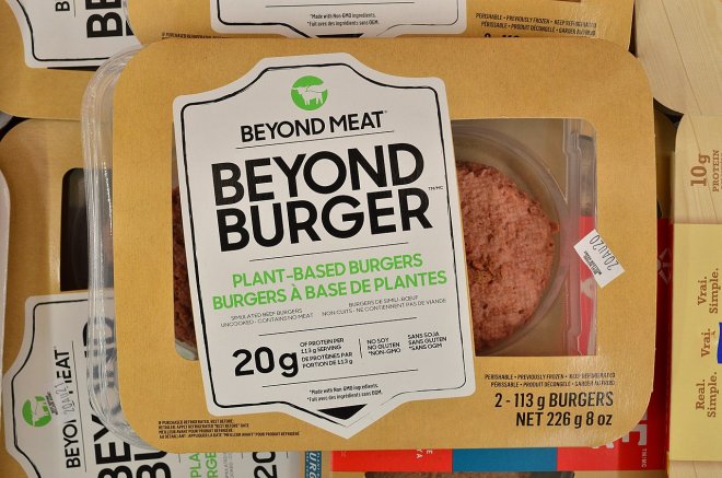 Beyond Meat vyrábí například burgery, pro KFC nyní dodal zkušební várku rostlinného kuřete.