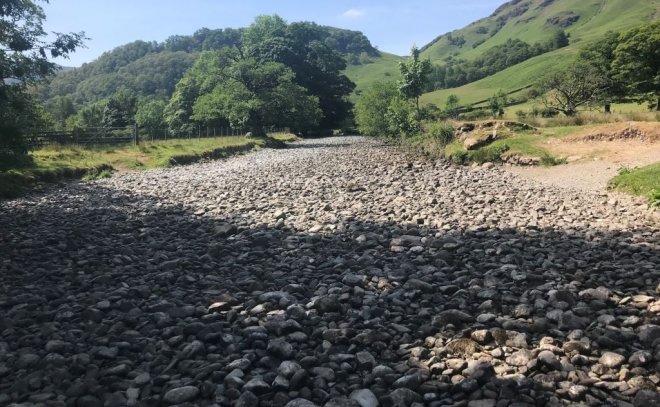 Nejvlhčejší místo ve Velké Británi, řeka Derwent v údolí Borrowdale v údolí Lake District na západě Anglie, poprvé v historii vyschla.