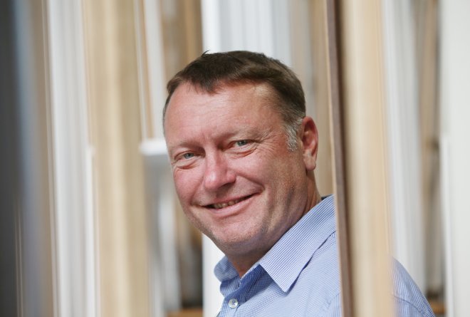 Šatný z Doornite: Na výrobu dveří potřebujeme polovinu lidí. Na jejich montáž ale nemáme koho sehnat
