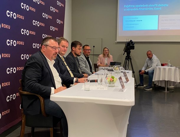 Zakladatel soutěže CFO Roku (čtvrtý zleva) a část soutěžní poroty