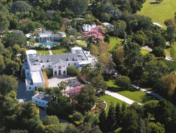 Dům Casa Encantada v Bel Air v Los Angeles je na trhu v červnu 2023 nabízen na realitním trhu jako nejdražší nemovitost v USA, a to za 250 milionů dolarů.