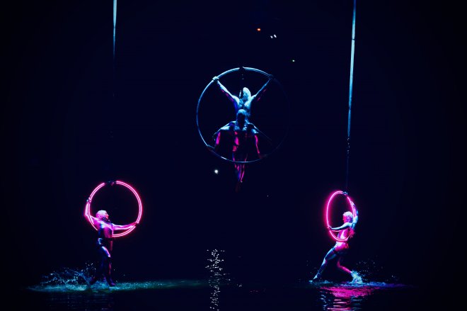 Fantastická světelná show s akrobaty rozzářila jezírko na noční Letné. Festival poběží až do konce prázdnin