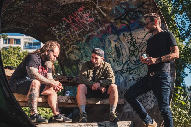 Za projektem stojí tři bývalí kolegové z různých oblastí marketingu. Tomáš Peterka, Michal Schindler a Jiří Jaroš.