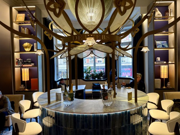 Kruhový bar The Enchanted Lotus s motivy značky De Beers