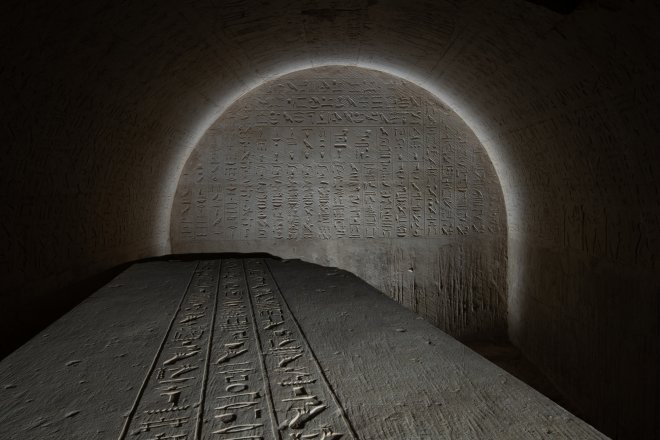 Jižní stěna pohřební komory a víko Džehutiemhatova sarkofágu