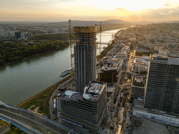 První slovenský mrakodrap - Eurovea Tower v Bratislavě před dokončením.