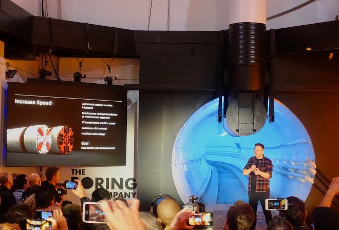 Elon Musk při jedné z akcí své dopravně-stavební společnosti Boring Company.