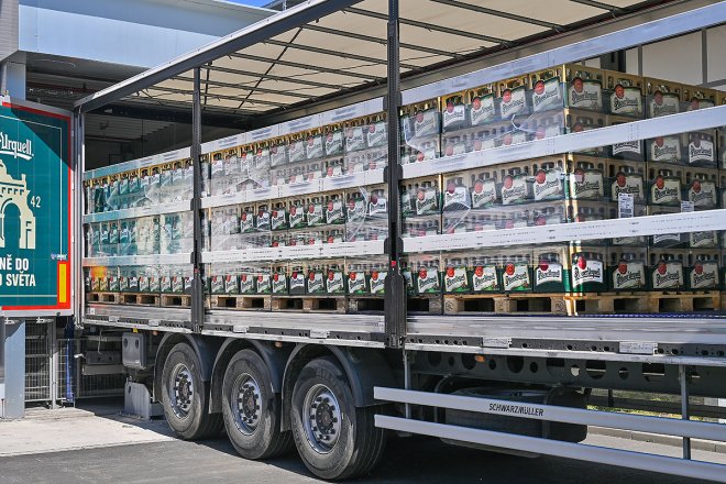 Plzeňský Prazdroj loni vyvezl do zahraničí 1,82 milionu hektolitrů piva, meziročně o téměř osm procent méně. Největší český pivovar doplatil na ochabující spotřebu piva na klíčových trzích i nepříznivé počasí. Přesto zůstává největším exportérem českého piva a státu odvedl rekordních 6,63 miliardy korun na daních.