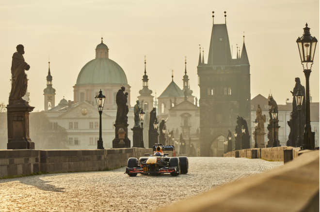 Formule projíždějící přes Karlův most se objevila v reklamním spotu společnosti RedBull.