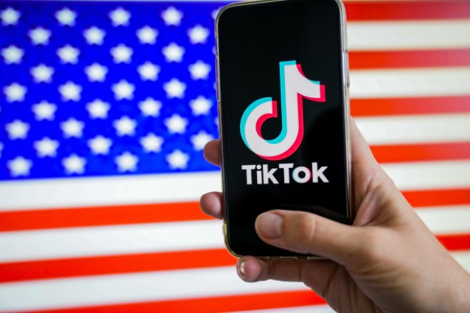 Americké ministerstvo obchodu bude čínské aplikace typu TikTok, které by mohly mít vliv na národní bezpečnost, monitorovat. USA je už ale nezakazují.