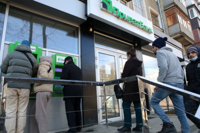 Charkov, lidé v e frontě na bankomat