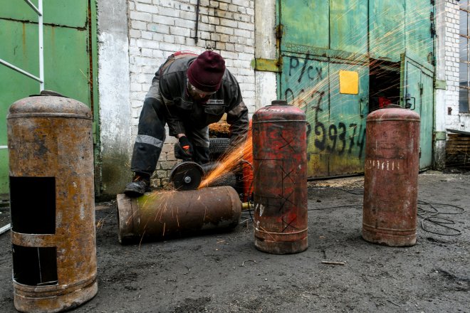 Na Ukrajině v létě vyrábějí co nejvíce kamen, aby lidem pomohly přežít válečnou zimu