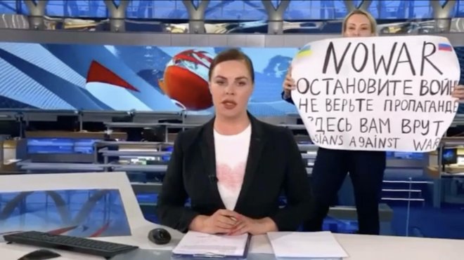 Novinářka Marina Ovsjannikovová protestovala 14. března v živém vysílání ruské státní televize Pervyj kanal proti ruské invazi na Ukrajinu.