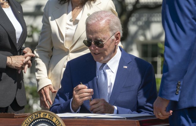 Americký prezident Joe Biden podepisuje plán investic pro obnovu výroby čipů v USA