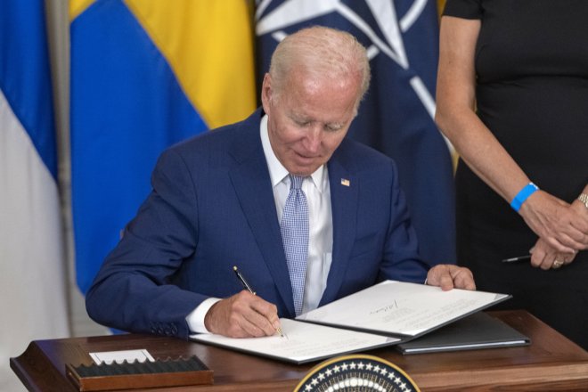 Joe Biden, americký prezident, při ratifikaci finské a švédské přihlášky do NATO