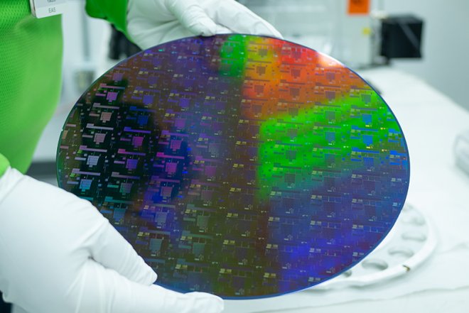 Americký výrobce čipů GlobalFoundries investuje v následujících dvou letech do rozšíření výrobní kapacity šest miliard dolarů (129 miliard Kč).