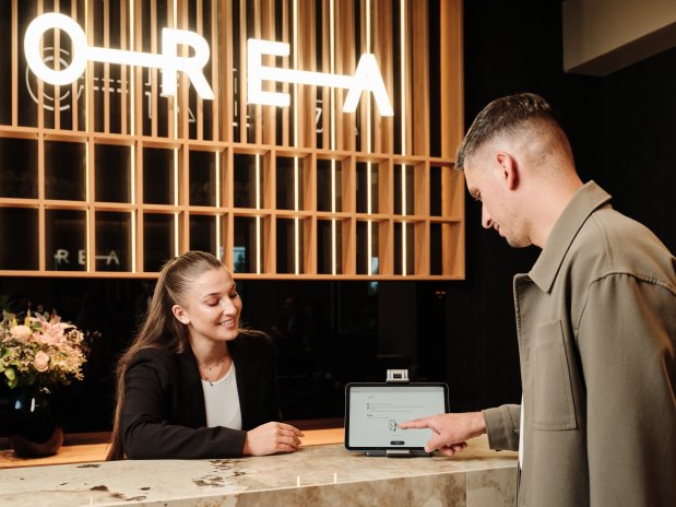 Hosté vybraných hotelů OREA už nemusí při každém návratu na pokoj hledat plastovou kartu. Největší česká hotelová značka začala zavádět digitální klíče, které lze uložit přímo do telefonu nebo chytrých hodinek