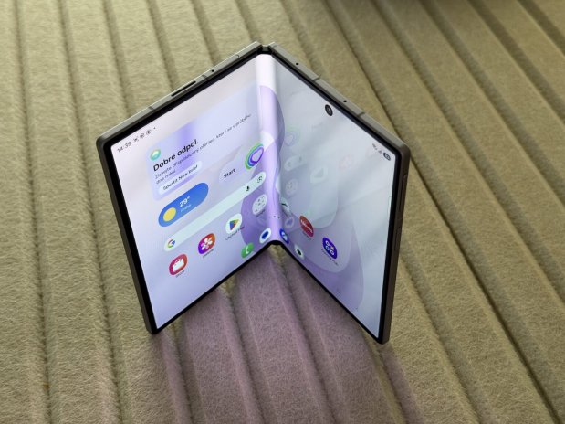 Skládačky čeká válka gigantů. Samsung má náskok, Apple přichází bez respektu