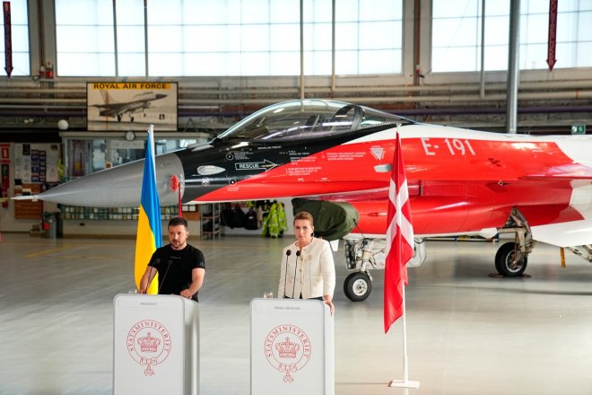 Dánská premiérka Mette Frederiksenová uvedla, že Kodaň Kyjevu daruje 19 stíhaček F-16