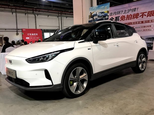 Největší čínská automobilka Geely vstoupí v lednu 2023 na český trh s modelem Geometry C.