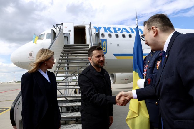 prezident Volodymyr Zelenskyj, kterého v Praze 4. května 2025 vítá ministr zahraničí Jan Lipavský
