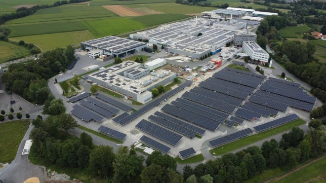 V Rakousku se Greenbuddies prosadili také díky carportům. Na snímku střešní fotovoltaika a carport u výrobce automobilových komponentů v Lannachu.
