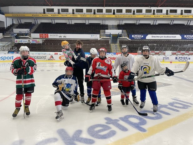 malí hokejisté s Petrem Čajánkem