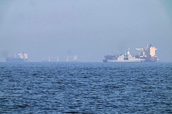 Hlídková loď Spojených arabských emirátů (druhá zprava) poblíž tankeru zakotveného v Ománském zálivu poblíž Hormuzského průlivu, pátek 1. května 2026