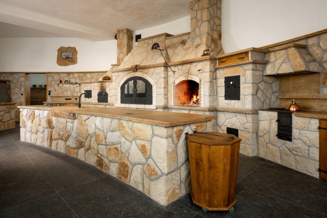 Samotná kuchyň měří zhruba 14 metrů a zabírá přibližně 100 metrů čtverečních. Spolu s navazujícím pavilonem a zázemím přesahuje celková plocha 170 metrů čtverečních