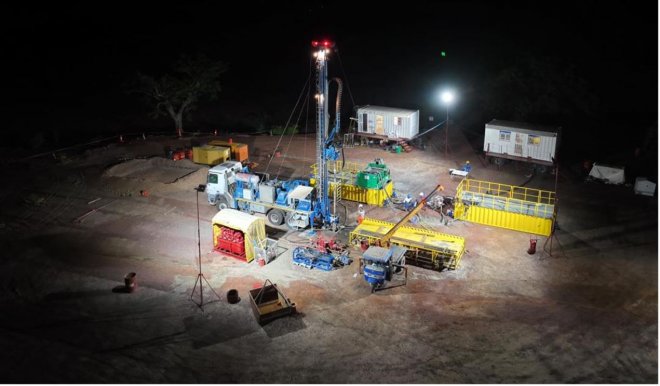 Vrt pro těžbu vodíku v Mali provozovaný kanadskou společností Hydroma. Práce v noci je kvůli horku příjemnější než ve dne.