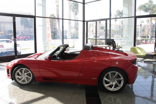 Model Roadster v roce 2010, showroom Tesly v kalifornské Newport Beach,