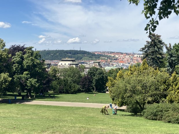 Nejenom výhledy, i vyhlášená zahrádka táhne stovky lidí do Riegrových sadů na Vinohradech.