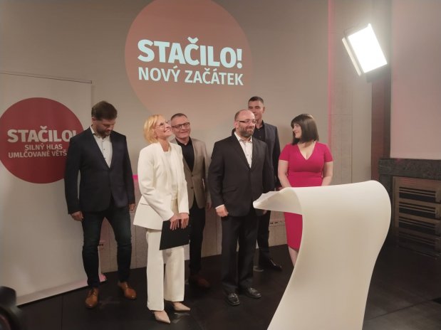 Kateřina Konečná (bílá), Jana Maláčová (červená), Stačilo!